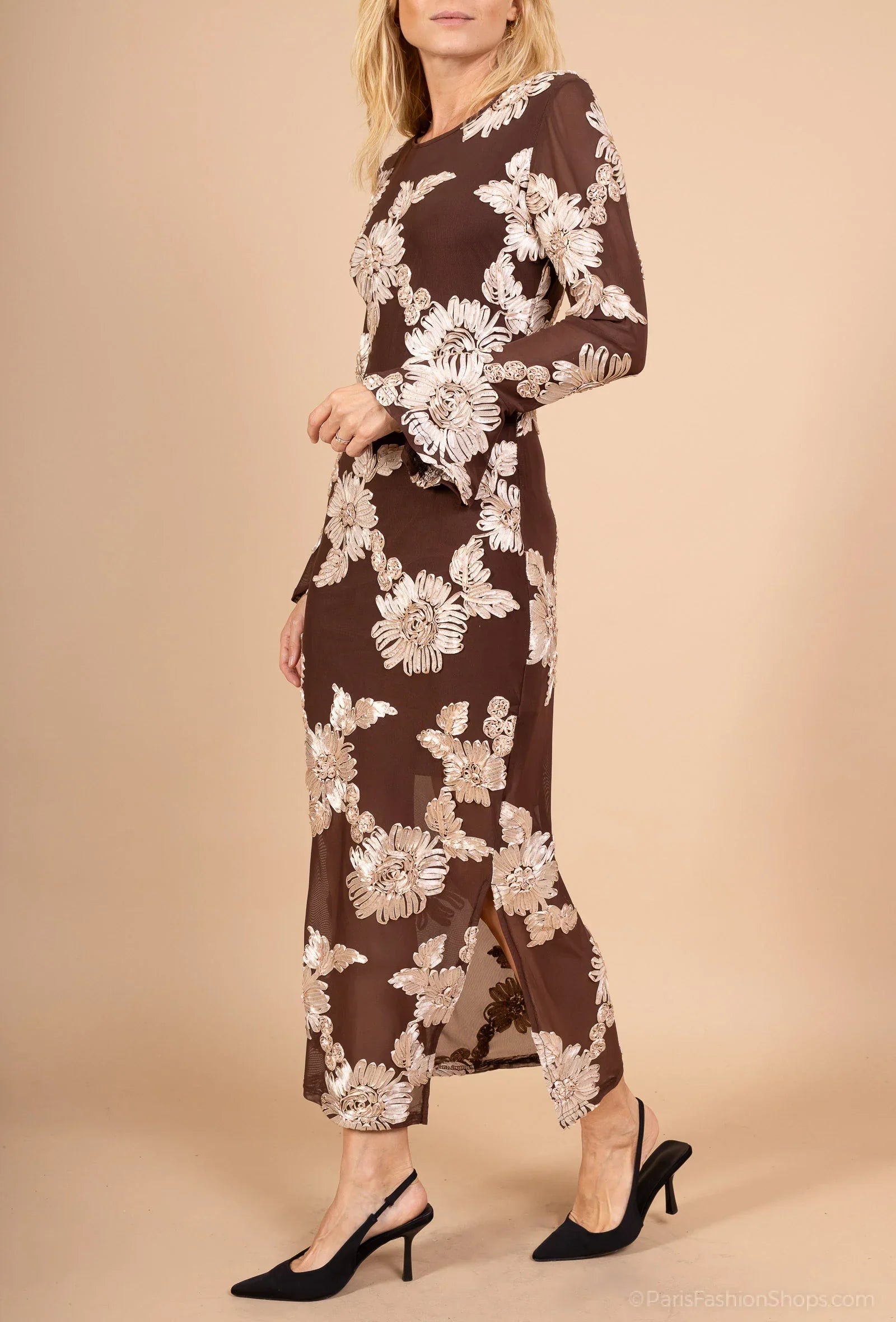 Embroidered mermaid gown – floral elegance in relief