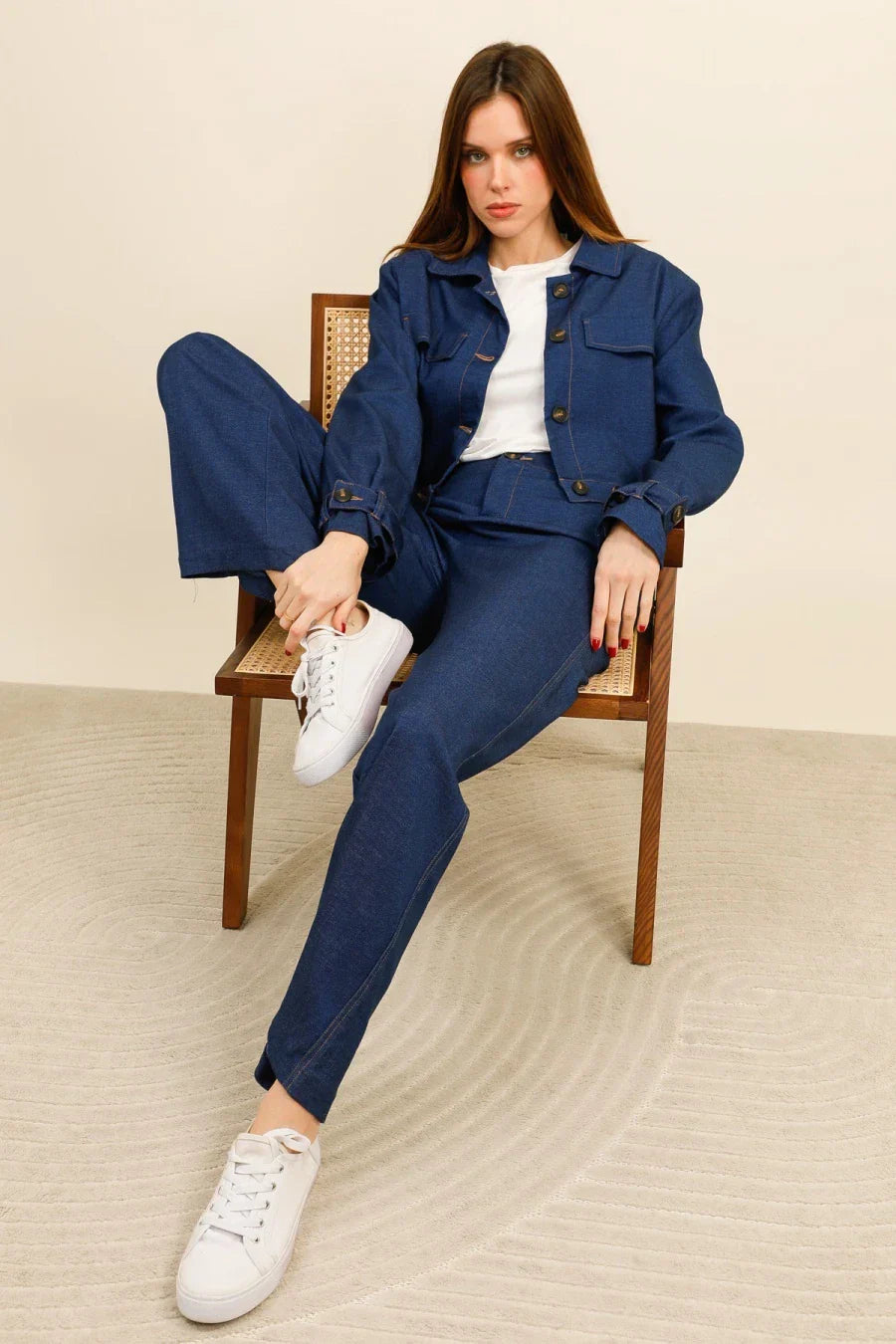 Buttoned cropped jacket + flowy pants set – chic and minimalist look