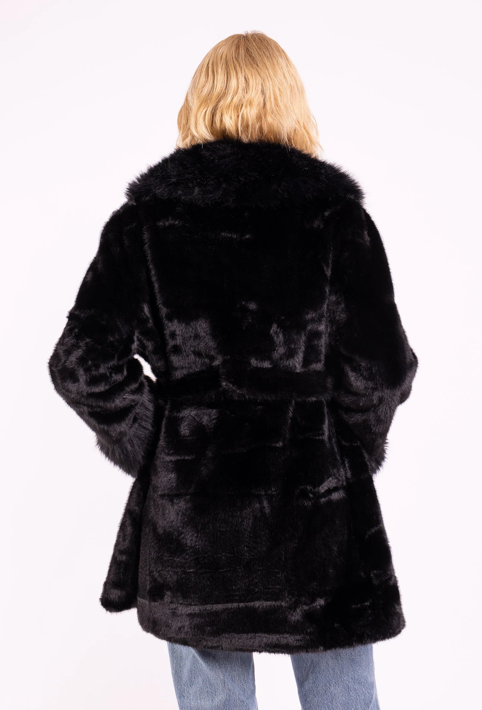 AURA – Belted faux fur jacket with a premium look