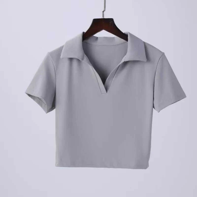 Fitted top with short sleeves, polo collar and V-neck